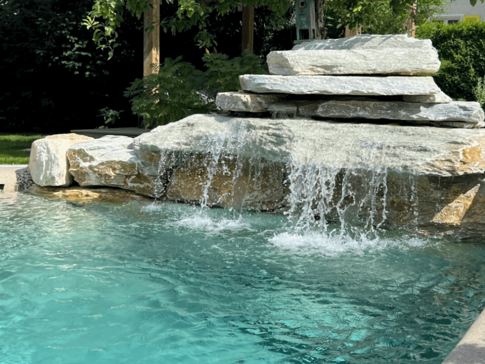 BIO.design Pool mit Felslandschaft und Wasserfall