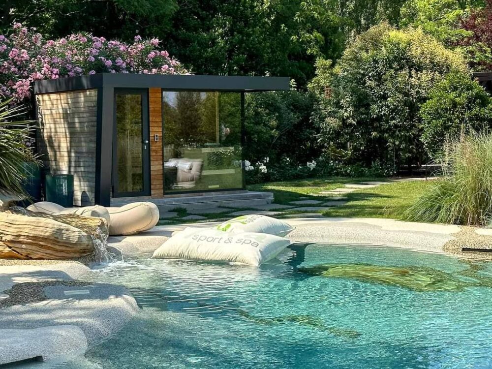 BIO.design Pool mit Garten und Schatten
