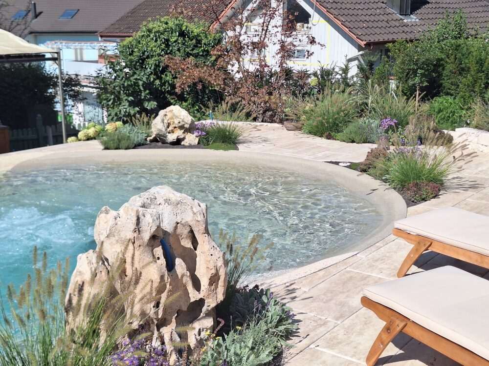 BIO.design mit Garten und Natursteinsitzplatz