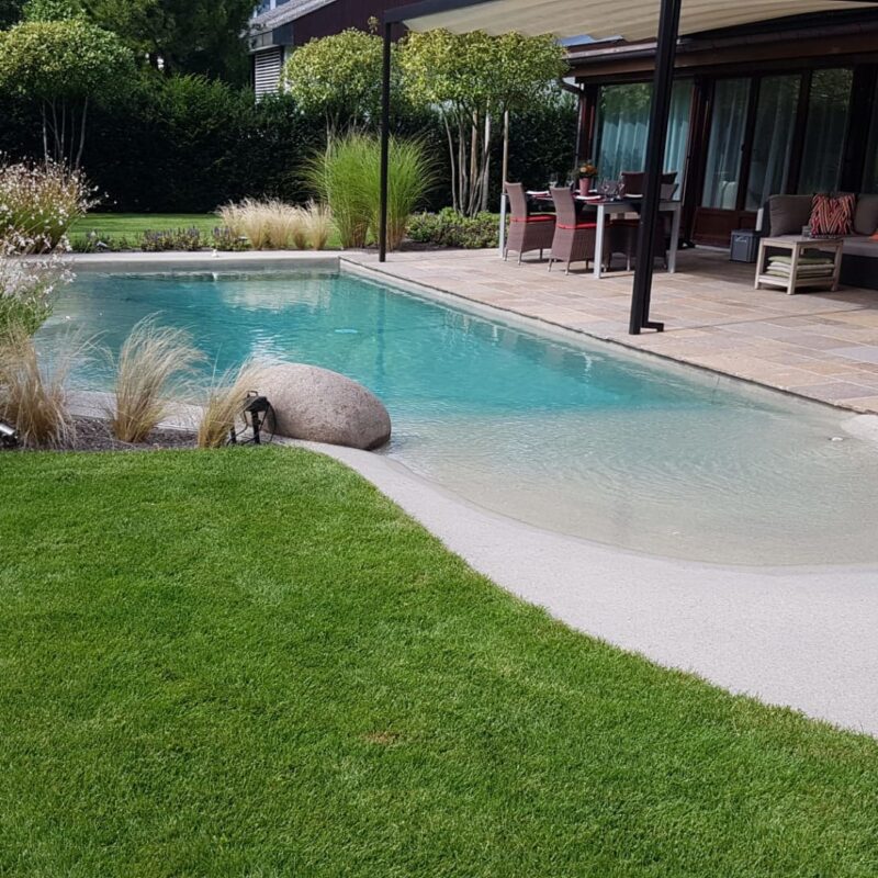 BIO.design Pool mit Haus und Garten