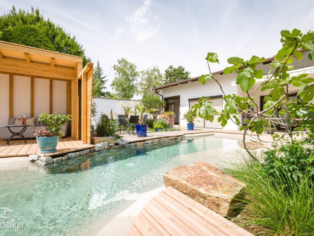 BIO.design Pool mit Haus und Terrasse