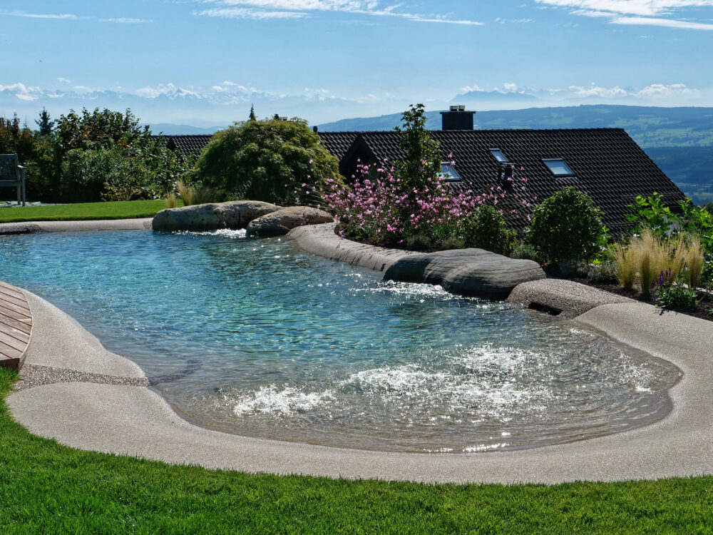 BIO.design Pool mit Holzdeck und Landschaft