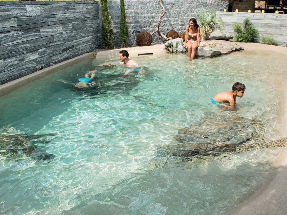 BIO.design Pool mit Kindern und Feslwand